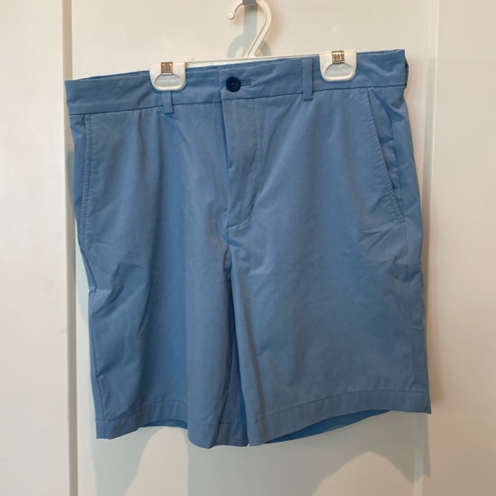 Vineyard Vines Men's Flat Front Light Blue Shorts. Size 32